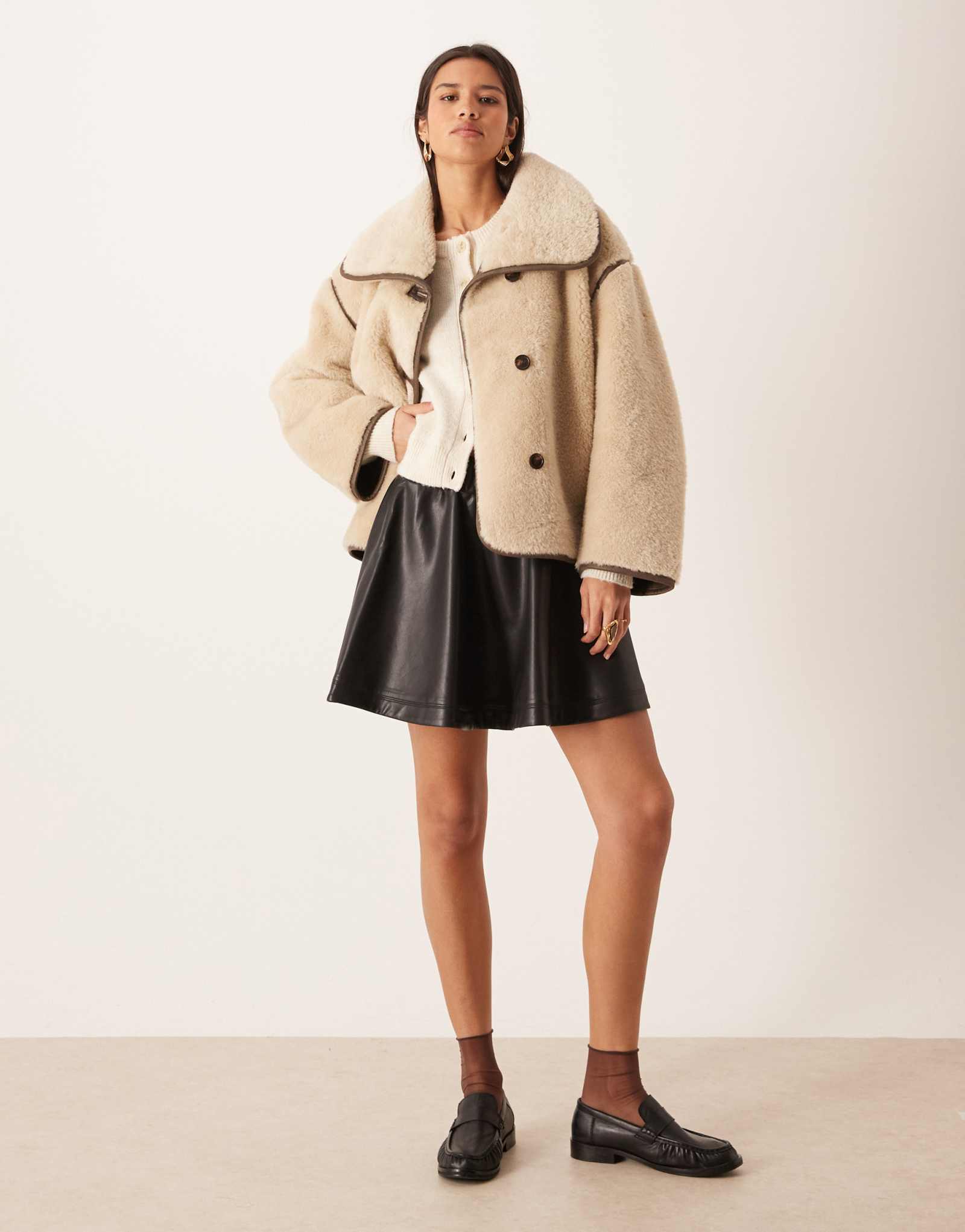 Мини-юбка из искусственной кожи Gina Tricot черного цвета