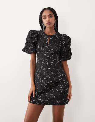 Gina Tricot - Minikleid aus Rosenbrokat in Schwarz mit voluminösen Ballonärmeln und silbernen Metallic-Einsätzen