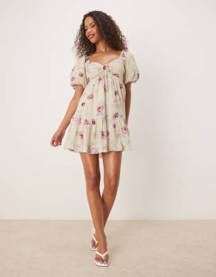 Gina Tricot - Minikleid mit grünem Blumenmuster, Puffärmeln und Schnürung vorne