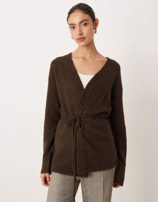 Gina Tricot - Mittellange Wickel-Strickjacke aus Wolle und Alpakawolle in Braun mit V-Ausschnitt-Brown