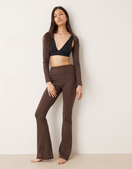 Gina Tricot – Mix and Match – Ausgestellte Yoga-Leggings in Dunkelbraun