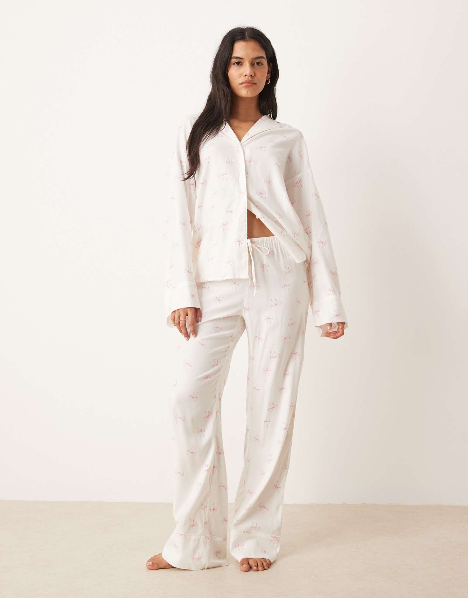 Фланелевые пижамные брюки из трикотажа Gina белого цвета с принтом в виде розовых бантиков