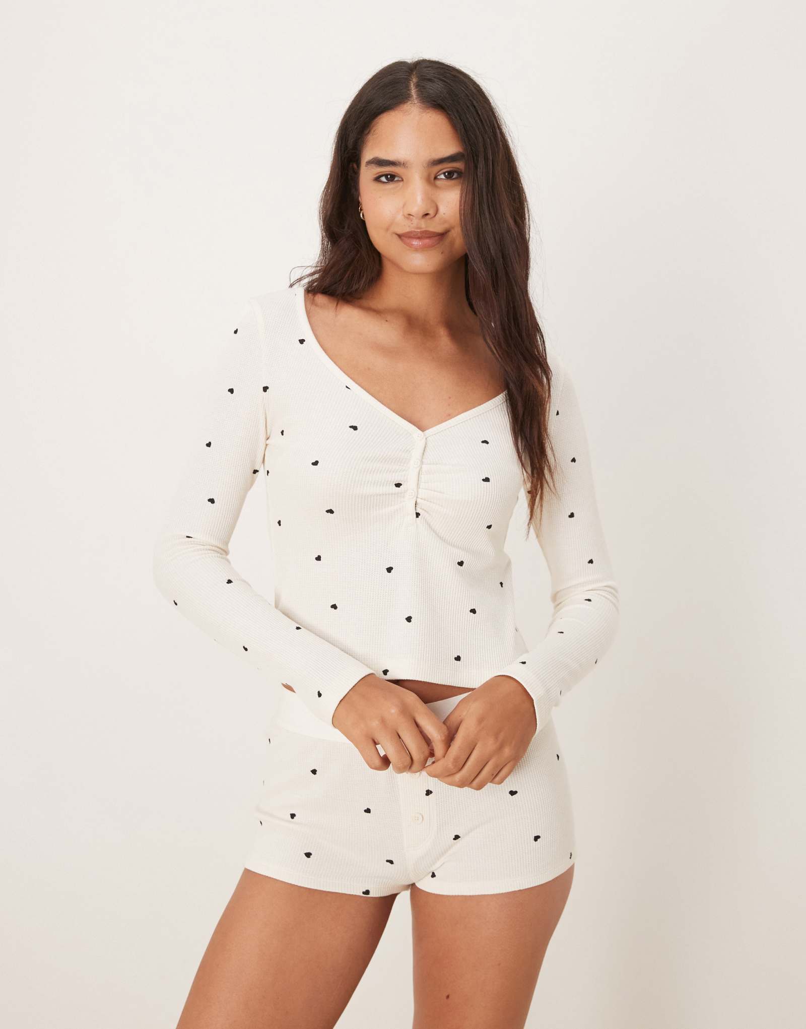 Комбинированная одежда для отдыха из трикотажа Gina, пижамный топ Henley с длинным рукавом белого цвета и черными сердечками