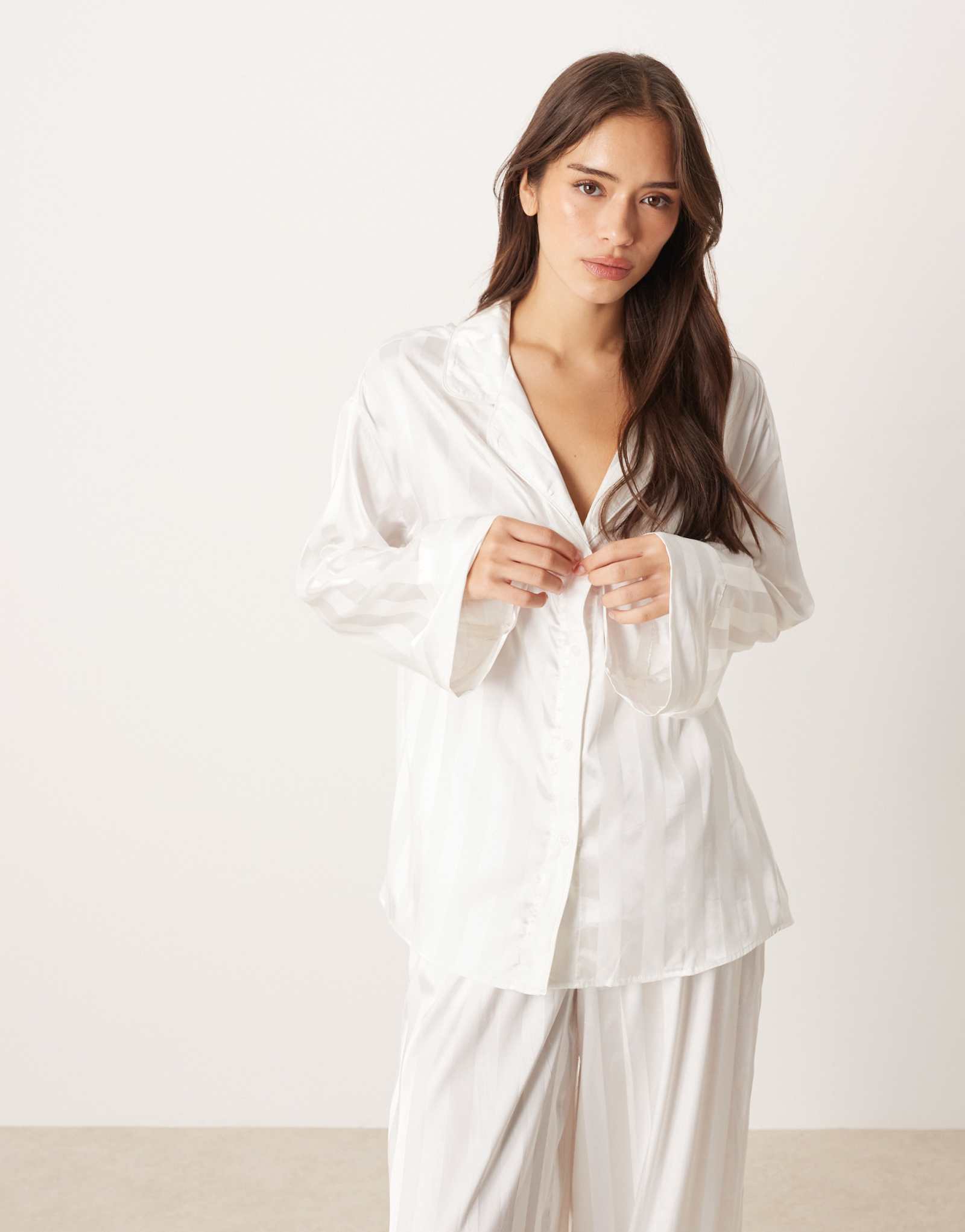 Атласный пижамный топ в белую полоску из трикотажа Gina Tricot