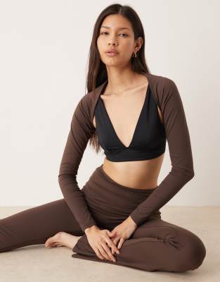 Gina Tricot - Mix and Match - Weicher Yoga-Bolero in Dunkelbraun-Brown