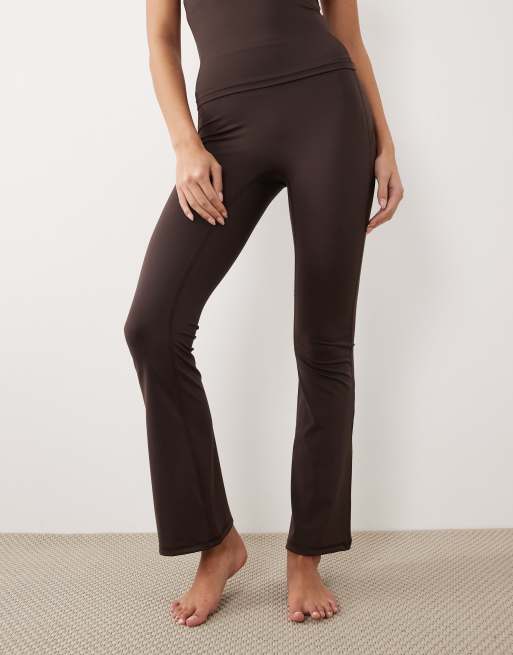 Gina Tricot - Mix en match - Flared yogalegging in chocoladebruin, 2 van 5