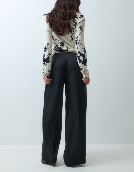 Gina Tricot Moa Glow pantaloni dritti in satin neri, 3 di 5
