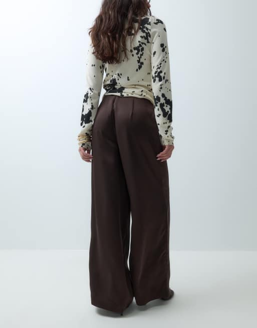 Gina Tricot Moa Glow raka satinbyxor i brunt, 3 av 5