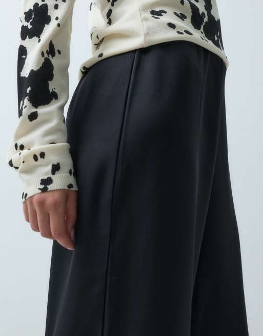 Gina Tricot Moa glow straight satin trousers in black, 4 of 5