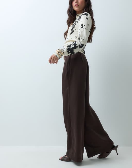 Gina Tricot Moa pantalones rectos de satén con brillo marrones, 2 de 5