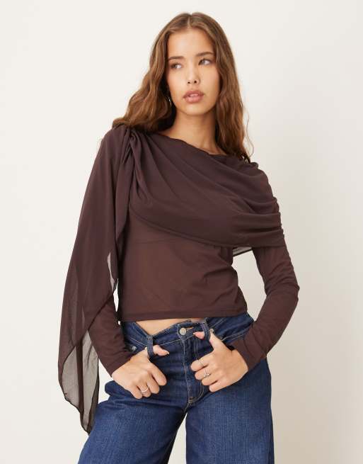 Gina Tricot – Mörkbrun, draperande topp med cape, långa ärmar och sjaldetalj