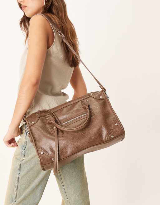 Gina Tricot - Mørkebrun tote-taske med nitter, stor hank øverst og crossbody-rem