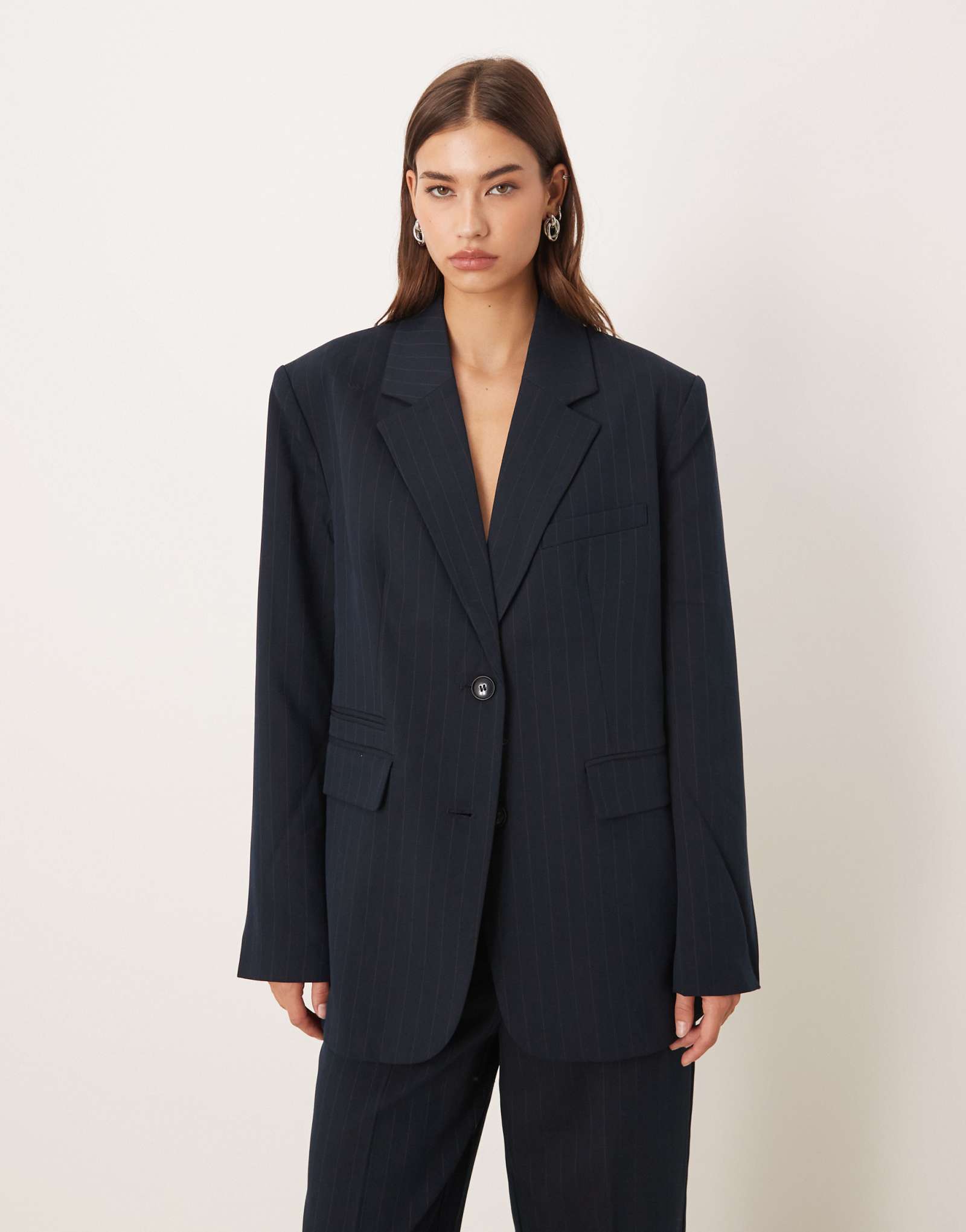 Объемный блейзер Gina Tricot в темно-синюю полоску - часть комплекта