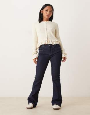 Gina Tricot Petite - Bootcut-Jeans in dunkler indigoblauer Waschung mit niedrigem Bund