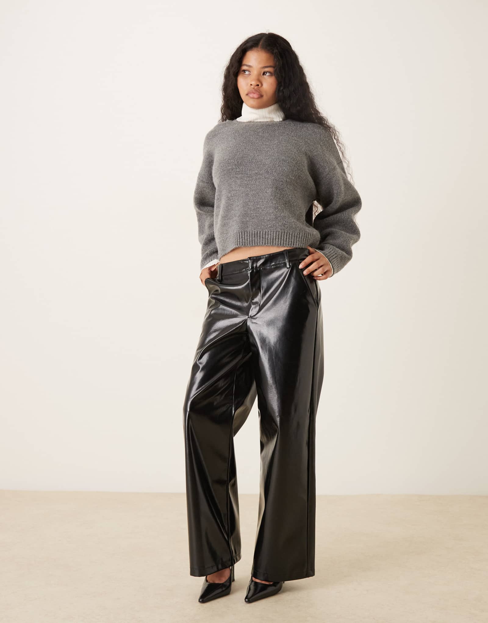 Прямые брюки из искусственной кожи Gina Tricot Petite с покрытием черного цвета