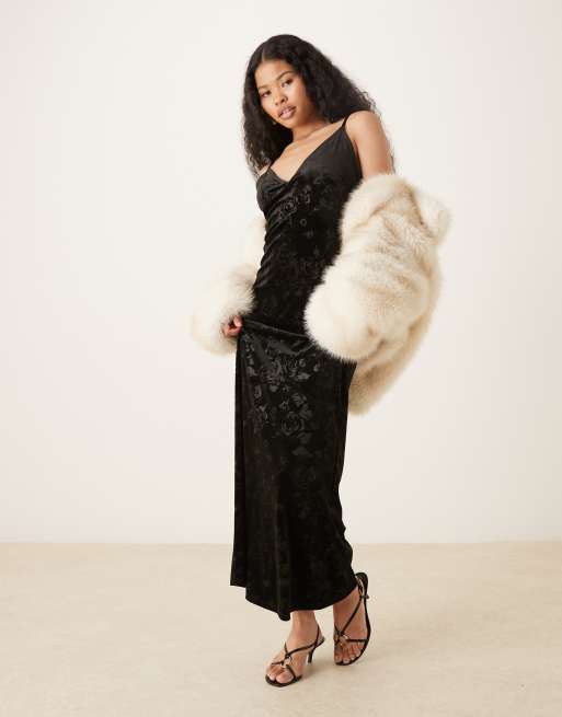 Gina Tricot Petite – Czarna aksamitna sukienka maxi w żakardowy wzór w róże