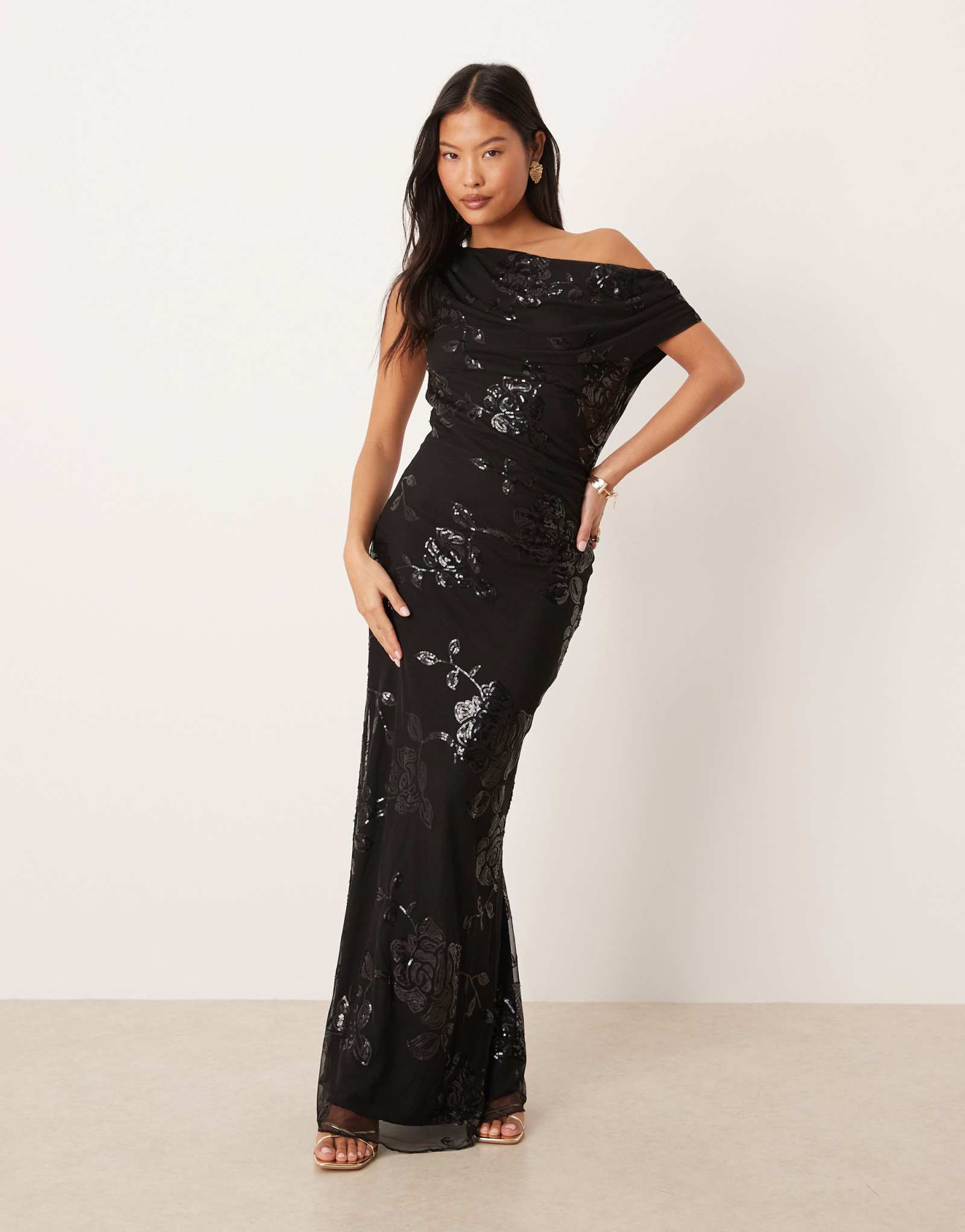 Асимметричное макси-платье Gina Tricot Petite с открытыми плечами и блестками черного цвета