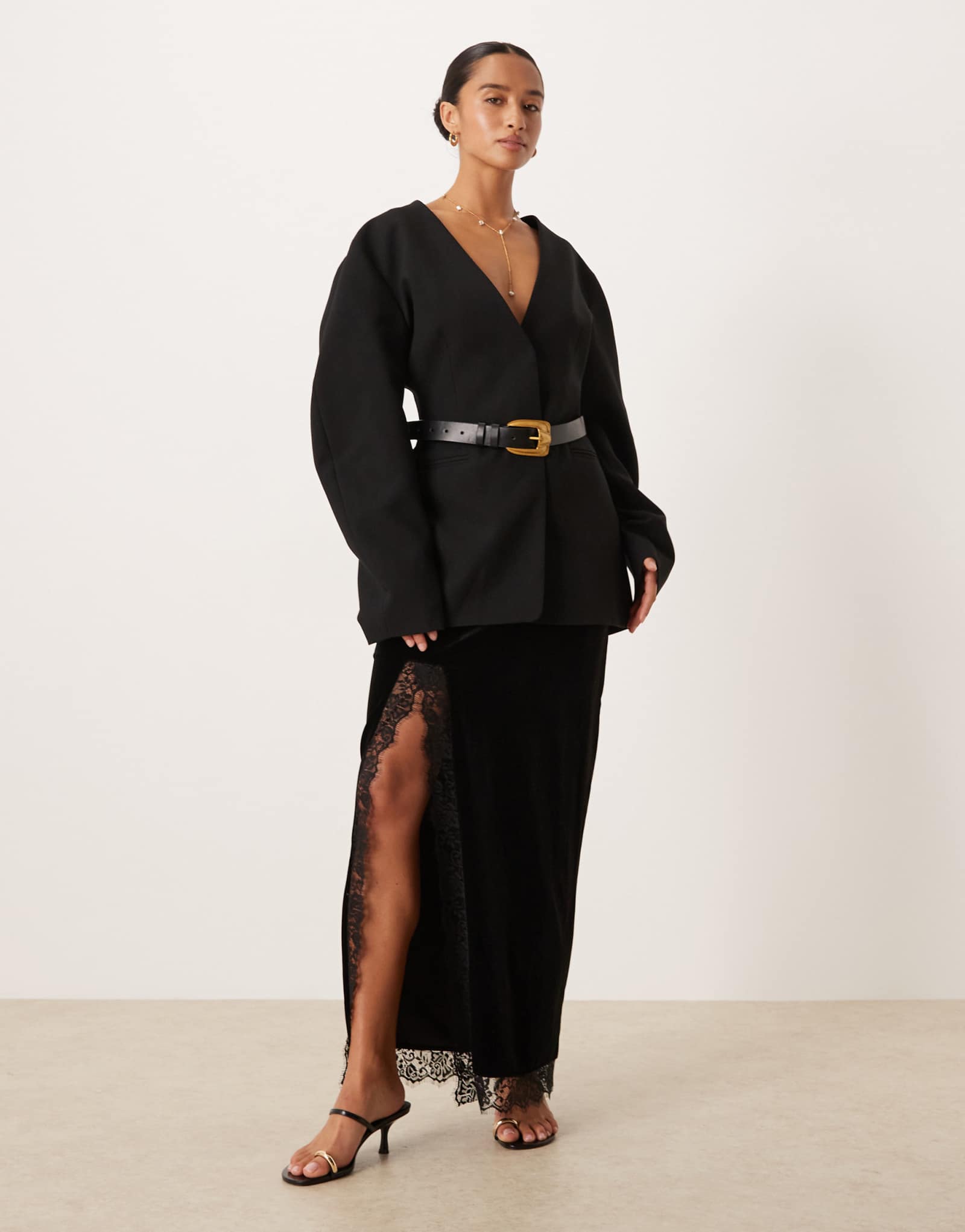 Миниатюрная бархатная макси-юбка из трикотажа Gina с кружевным разрезом по бокам черного цвета