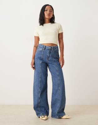 Gina Tricot Petite - Weit geschnittene Jeans in mittelblauer Waschung mit Ziernaht vorne