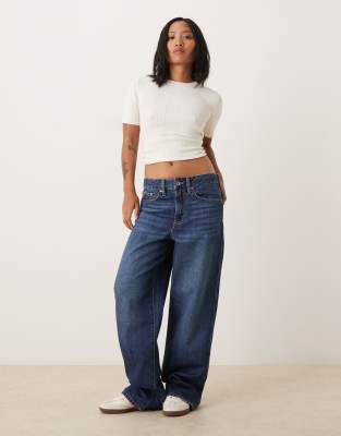 Gina Tricot Petite - Weite Barrel-Jeans in dunkelblauer Waschung mit niedrigem Bund-Marineblau