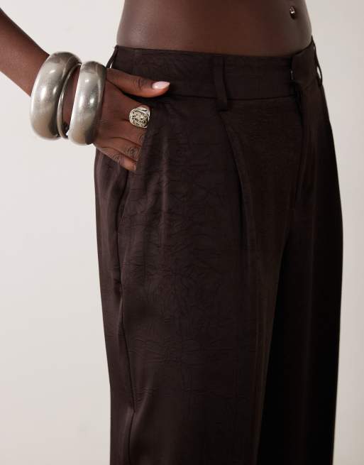Gina Tricot Plissee-Satinhose in Dunkelbraun, 4 von 5