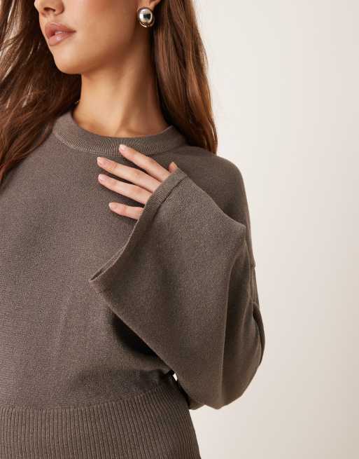 Gina Tricot – Pullover aus Metallic-Feinstrick in Dunkelbeige mit weiten Ärmeln, Kombiteil, 3 von 4