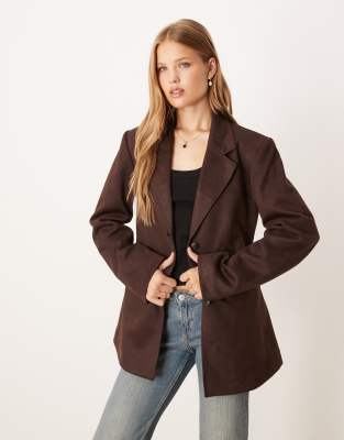 Gina Tricot - Relaxed Fit Blazer aus Wildlederimitat in dunklem Schokobraun