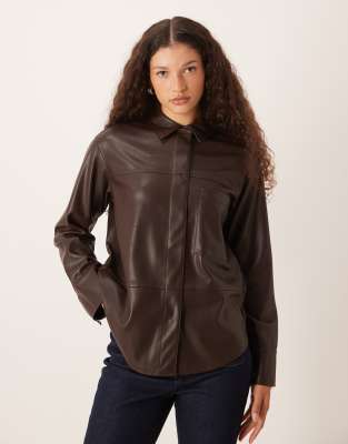 Gina Tricot - Relaxed Fit Hemdbluse aus Kunstleder in Braun-Brown
