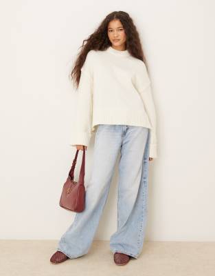 Gina Tricot - Relaxed Fit Strickpullover in Cremeweiß mit Rundhalsausschnitt und umgeschlagenen Ärmeln