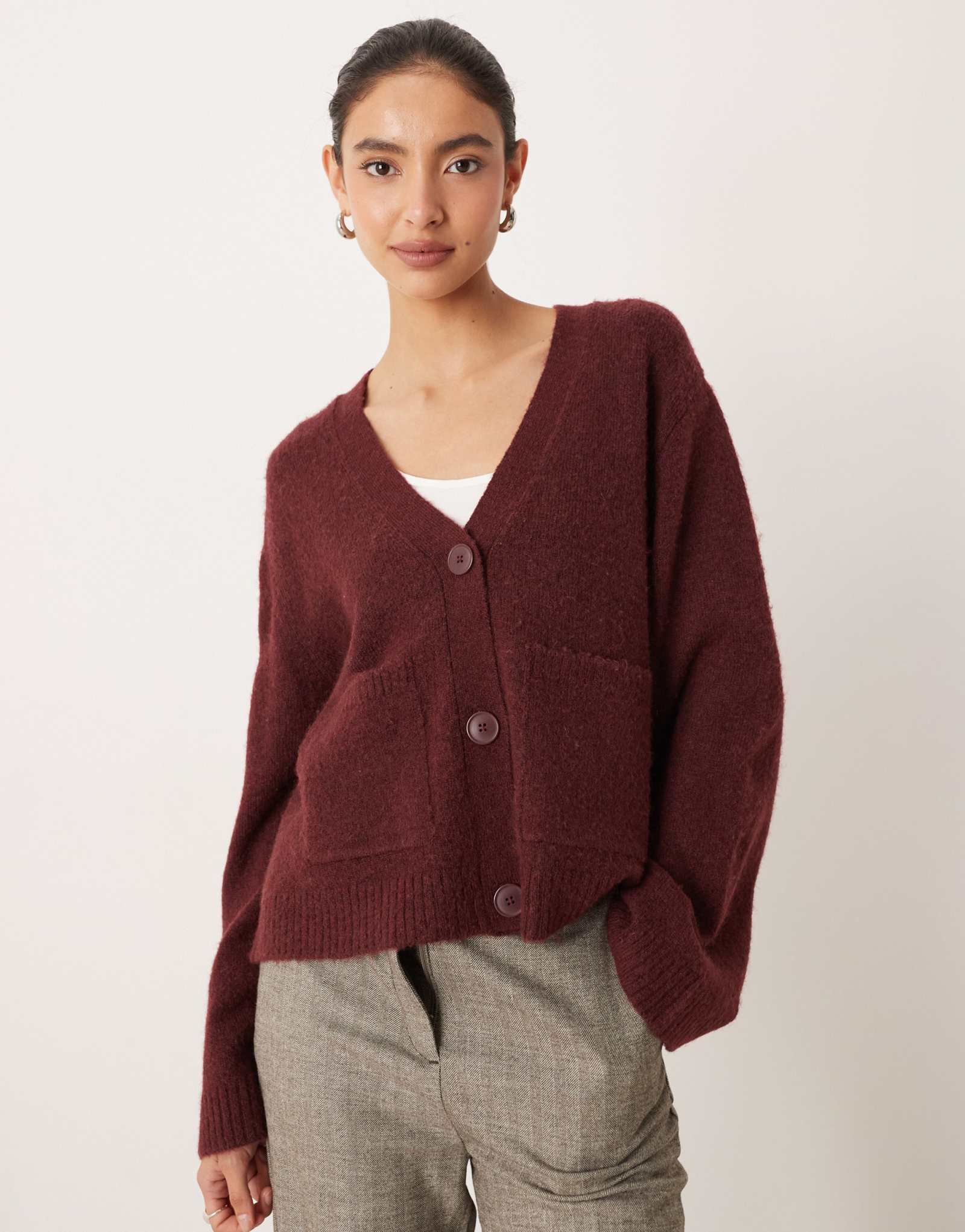 Кардиган непринужденной вязки Gina Tricot с карманами бордового цвета
