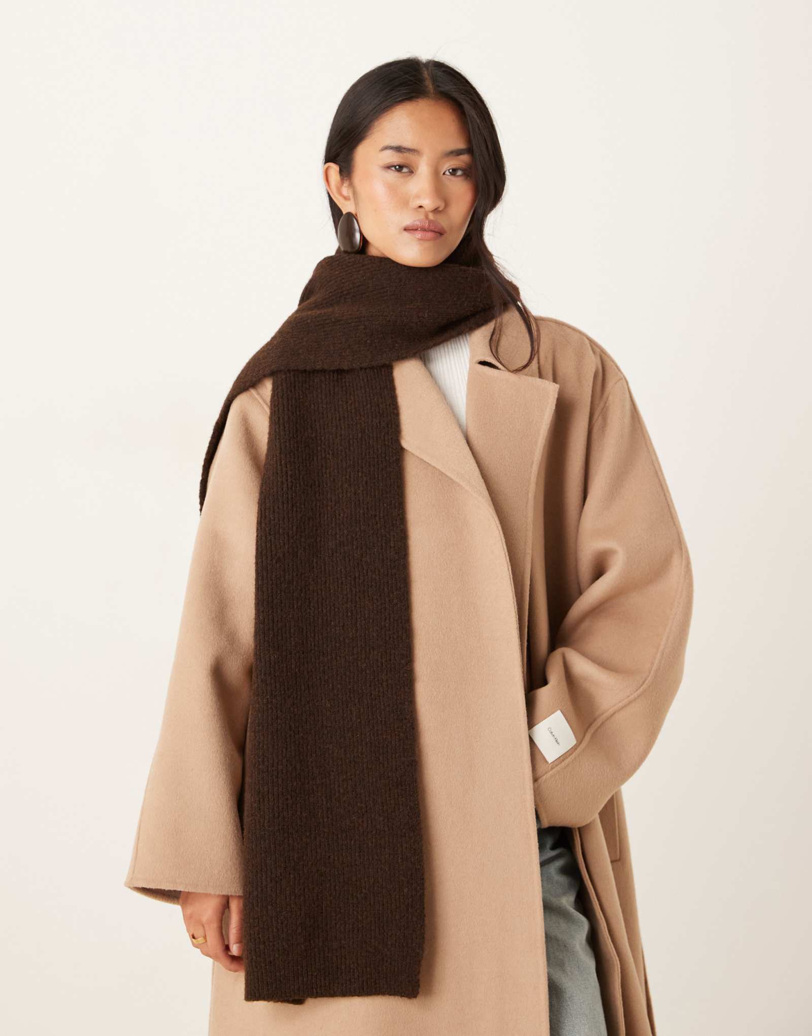 Вязаный шарф в рубчик от Gina Tricot шоколадно-коричневого цвета