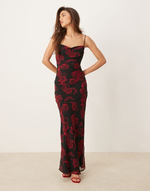Gina Tricot – Riemchen-Maxikleid mit Wasserfallausschnitt und schwarz-rotem Blumenmuster