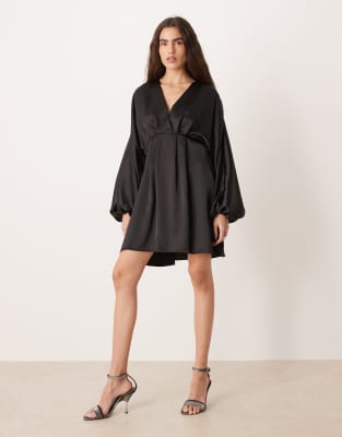 Robe cache-caur courte en satin à col en V et manches chauve-souris - Noir 32
