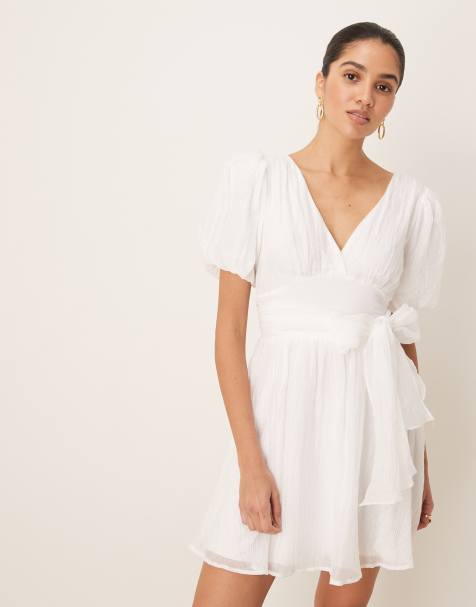 Gina Tricot - Robe courte à manches courtes pour remise de diplôme avec dos ouvert et col V - Blanc cassé - view 1