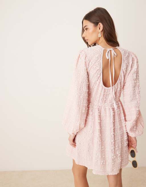 Gina Tricot - Robe courte texturée avec dos nu noué et manches volumineuses - Rose, 3 de 4