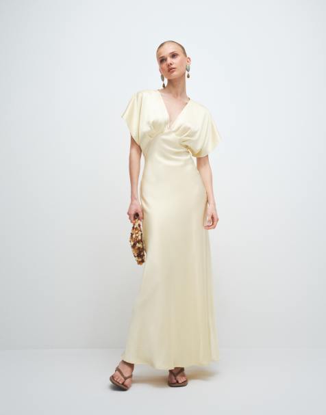 Gina Tricot - Robe longue en satin à décolleté plongeant et manches chauve-souris - Jaune beurre - view 1