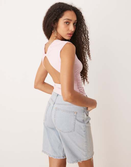 Gina Tricot – Różowy top z krótkimi rękawami i odkrytymi plecami