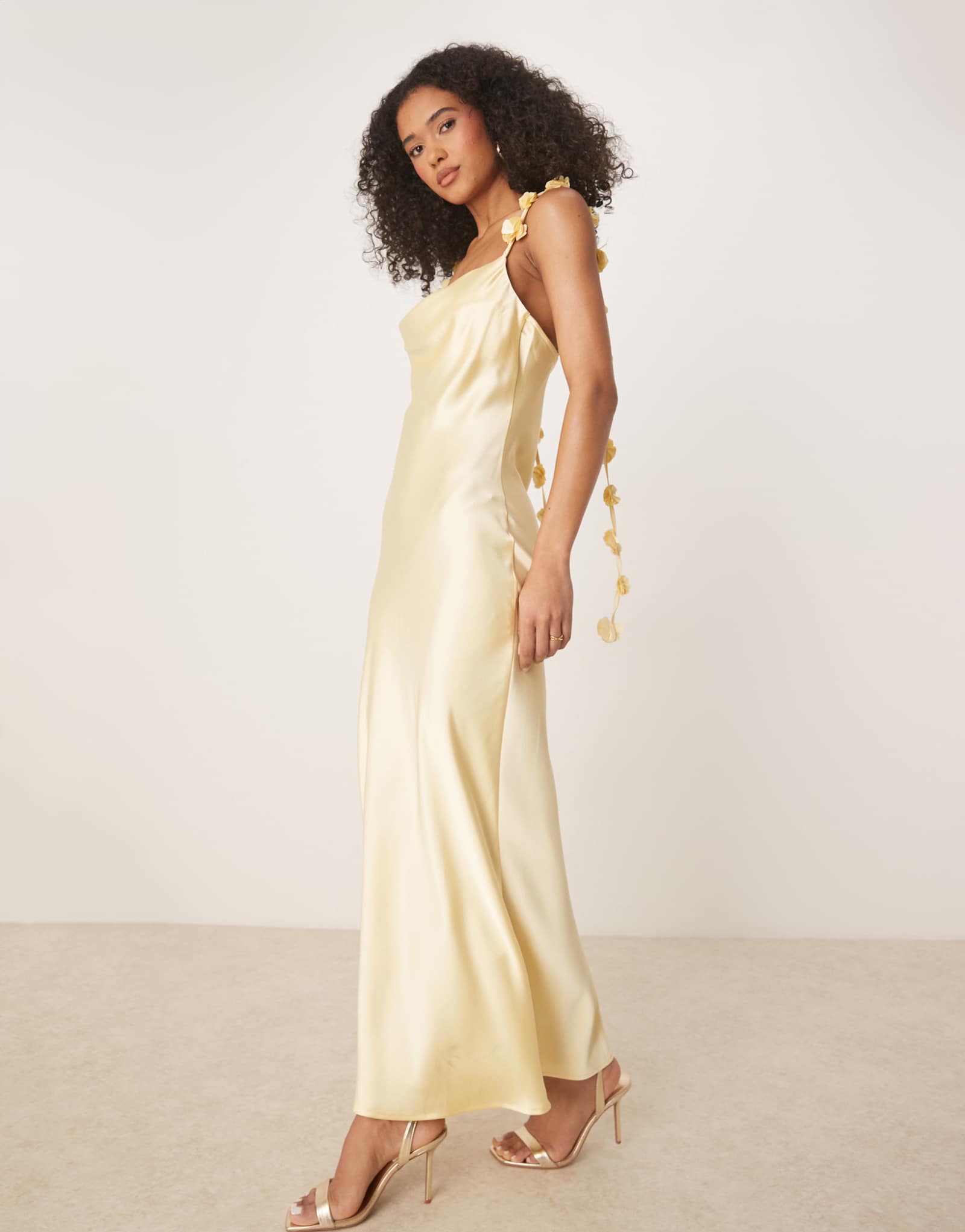 Атласное платье с воротником-стойкой из трикотажа Gina с объемной цветочной аппликацией лимонно-желтого цвета