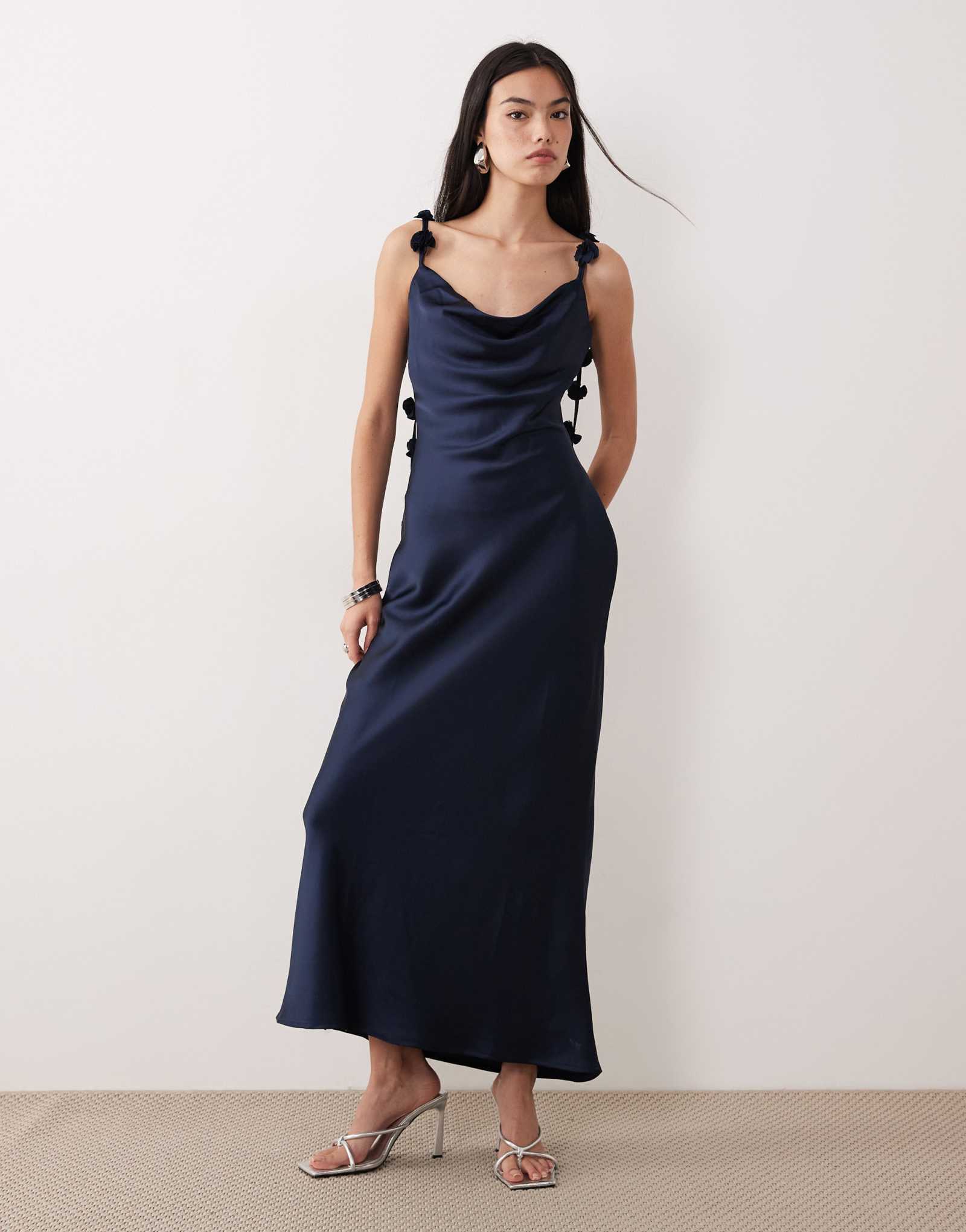 Атласное платье миди с воротником-стойкой из трикотажа Gina темно-синего цвета с объемной цветочной аппликацией