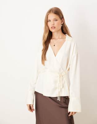 Gina Tricot - Satin-Hemdbluse in Cremeweiß mit gebundener Vorderseite