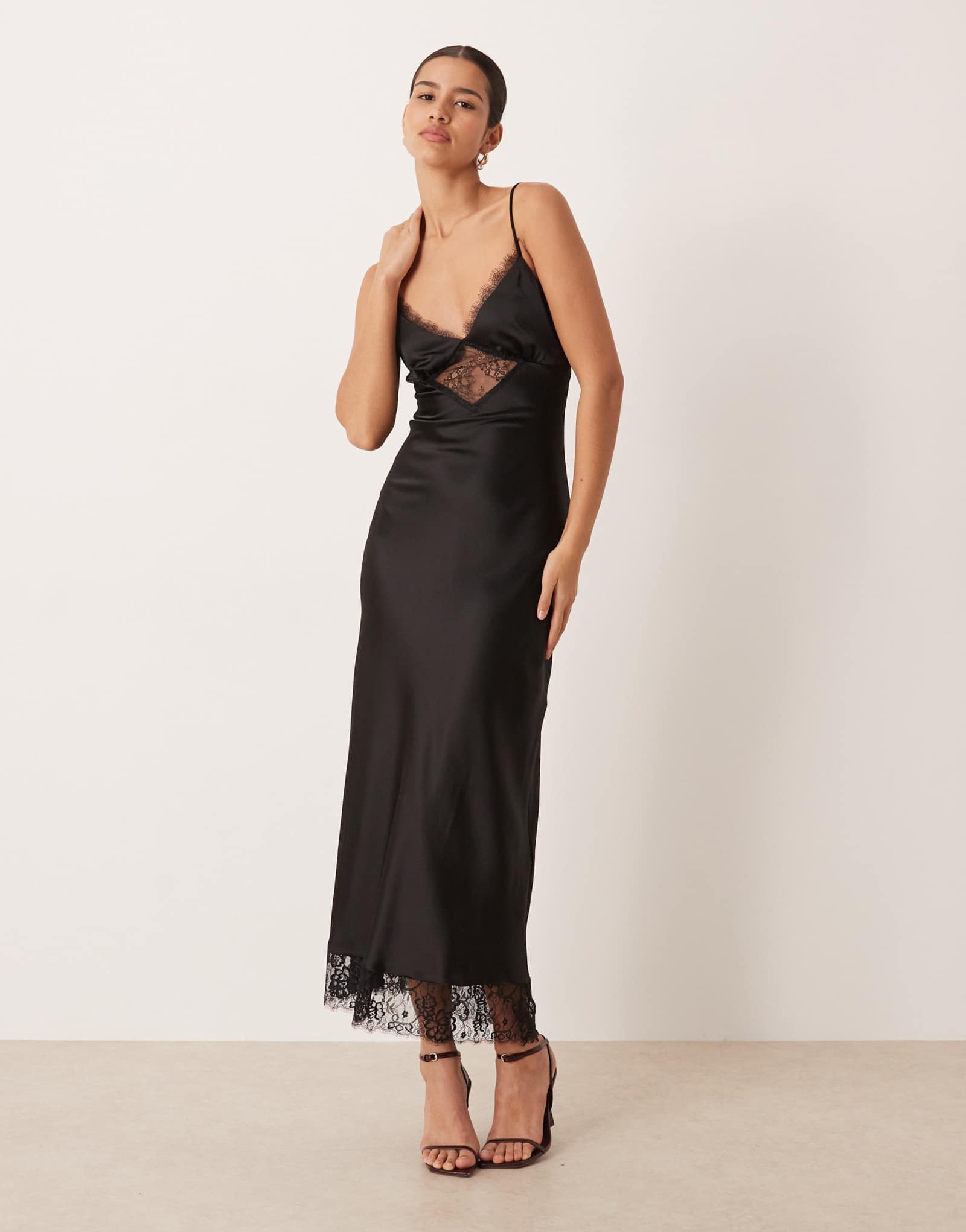 Атласное кружевное платье макси из трикотажа Gina черного цвета