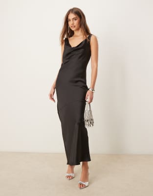 Thumbnail - Gina Tricot - Satin-Maxikleid in Schwarz mit Bias-Cut, Wasserfallausschnitt und tiefem Rückenausschnitt