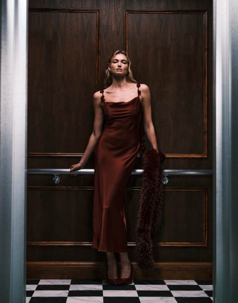 Gina Tricot – Satin-Midikleid in dunklem Burgunderrot mit Wasserfallausschnitt und 3D-Blumenapplikation - view 1