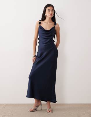 Gina Tricot - Satin-Midikleid in Marineblau mit Wasserfallausschnitt und 3D-Blumenapplikation