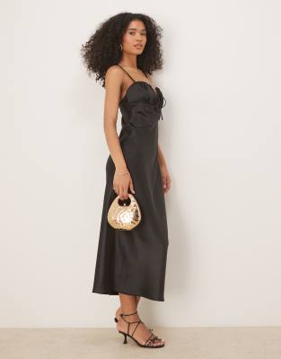 Gina Tricot - Satin-Midikleid in Schwarz mit geraffter Vorderseite