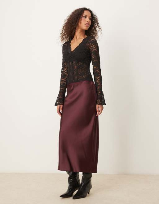Gina Tricot – Satin-Midirock in Burgunderrot