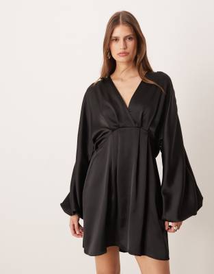 Gina Tricot - Satin-Minikleid in Schwarz mit V-Ausschnitt, Fledermausärmeln und gewickelter Vorderseite