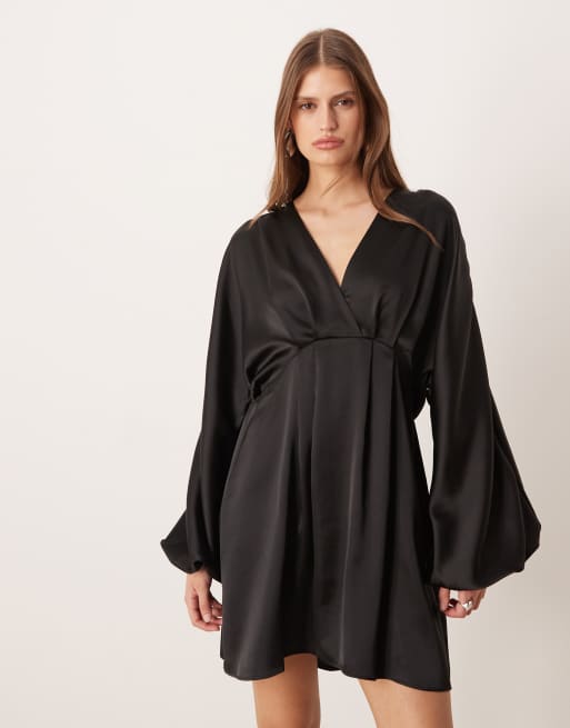 Gina Tricot – Satin-Minikleid in Schwarz mit V-Ausschnitt, Fledermausärmeln und gewickelter Vorderseite