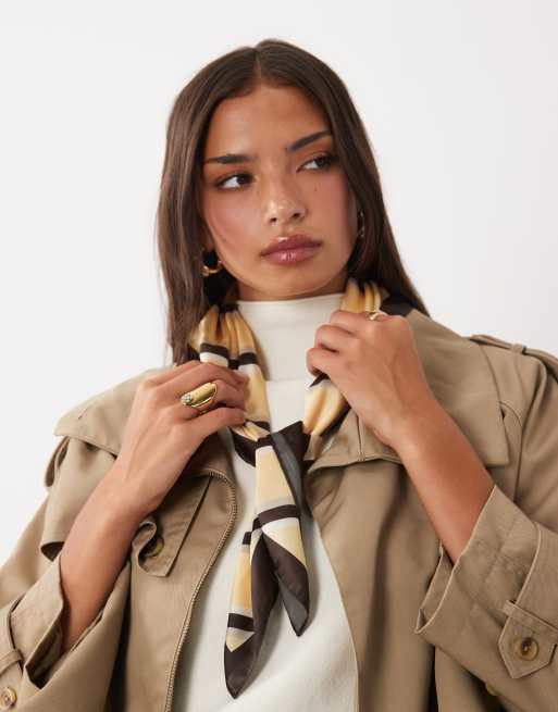 Gina Tricot satin-tørklæde i beige stribe, 3 af 3
