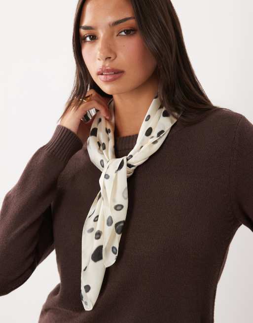Gina Tricot satin tørklæde i råhvid med dalmatinerprint, 3 af 3